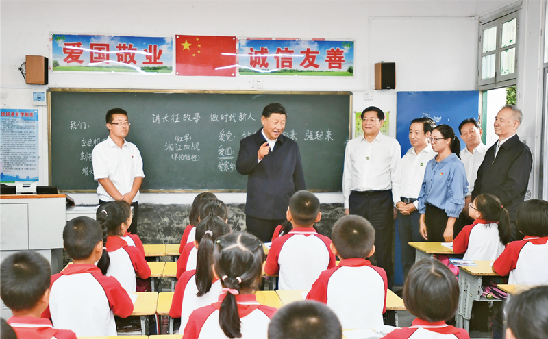 2020年9月16日至18日，中共中央總書(shū)記、國(guó)家主席、中央軍委主席習(xí)近平在湖南考察。這是16日下午，習(xí)近平在郴州市汝城縣文明瑤族鄉(xiāng)第一片小學(xué)，同正在上思政課的同學(xué)們親切交流。 新華社記者 謝環(huán)馳/攝