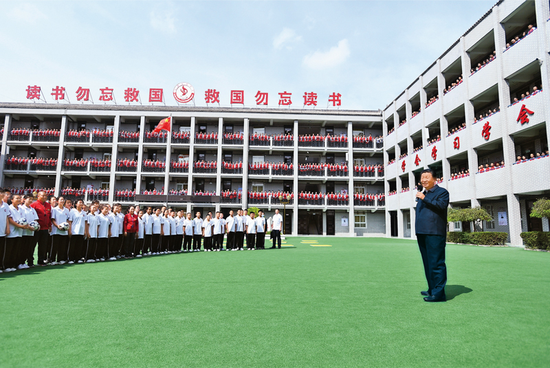 2021年9月13日至14日，中共中央總書(shū)記、國(guó)家主席、中央軍委主席習(xí)近平在陜西省榆林市考察。這是14日上午，習(xí)近平在綏德實(shí)驗(yàn)中學(xué)考察時(shí)，同師生親切交流。 新華社記者 謝環(huán)馳/攝